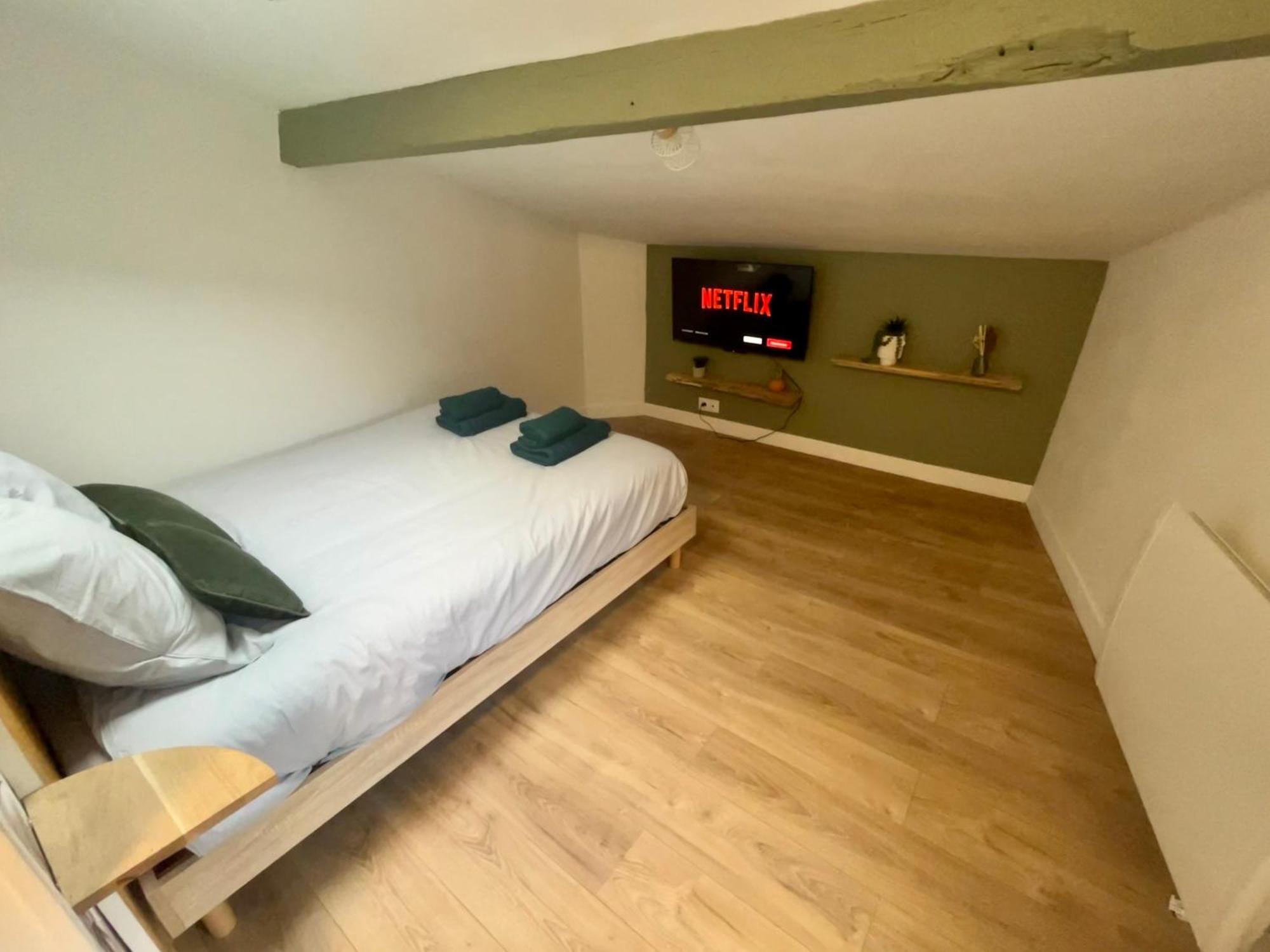 Sous Les Toits Du Parvis Apartment Niort Exterior photo